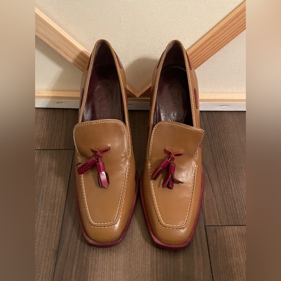 Tod’s Leather Taupe / Camel and Red Trim and Tassel Heels Sz 38.5 - Picture 5 of 7